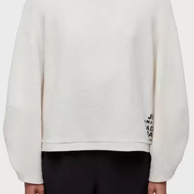 Sweatshirt bege clara de malha com texto preto parcial e calções pretos com borda branca