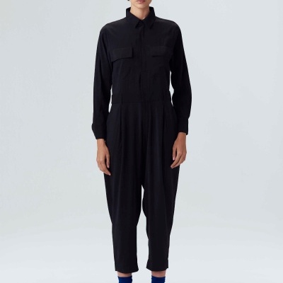 Macacão preto de manga comprida com bolso de aba ao peito