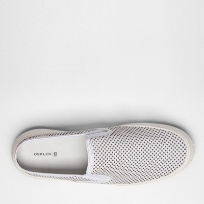 Sapato slip-on branco com pequenos furos e texto OSKLEN na palmilha