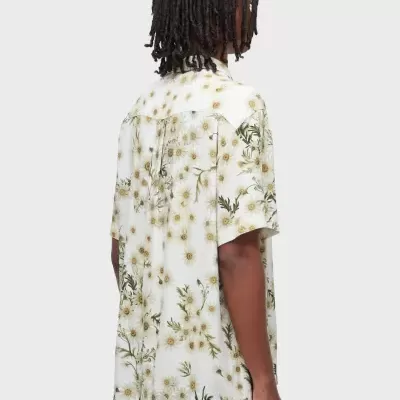 Camisa floral branca com padrão de margaridas vista de costas