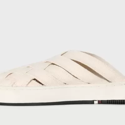 Sandália branca com tiras cruzadas em tecido e sola branca e preta com detalhe colorido