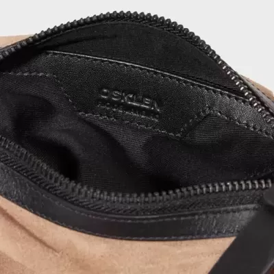 Bolsa bege de camurça com interior preto e etiqueta interna OSKLEN.
