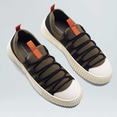 Ténis desportivos castanhos com sola branca e detalhes laranja