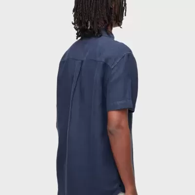 Camisa azul escura de manga curta vista de costas