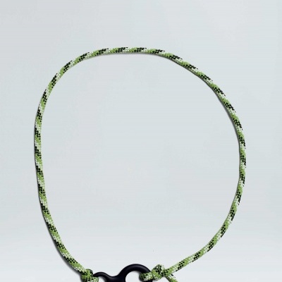 Cordão verde com fecho preto em forma de oito