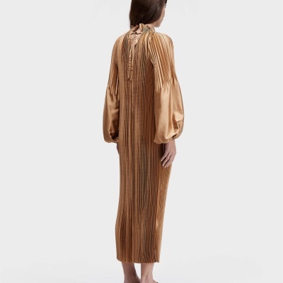 Vestido comprido camel com textura plissada e mangas bufantes acetinadas visto de costas