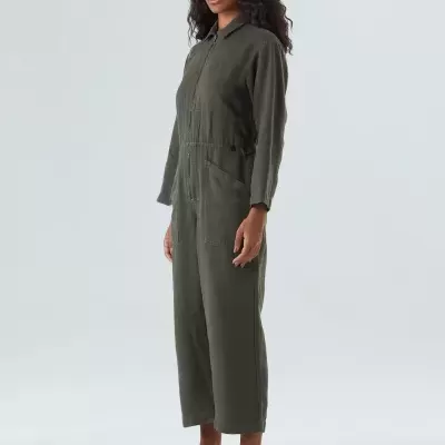 Macacão verde de manga comprida com botões e bolsos laterais