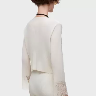 Blusa de malha creme com mangas rendadas e calças de malha