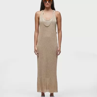 Vestido longo bege de malha com design dobrado, sandálias brancas e óculos castanhos