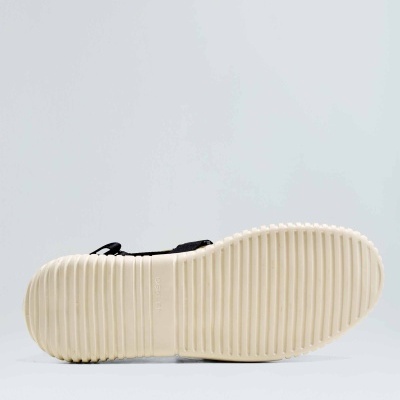 Sola branca de sandália Birkenstock com parte superior preta e fivelas metálicas