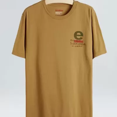 T-shirt castanha com texto impresso pendurada numa cabide de madeira.