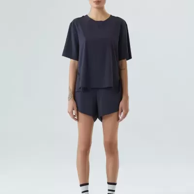 Conjunto desportivo preto com camisola de manga curta e calções curtos