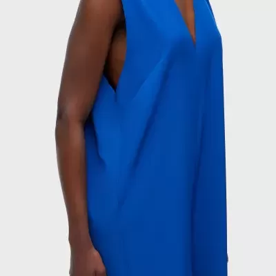 Vestido azul sem mangas com decote em V profundo