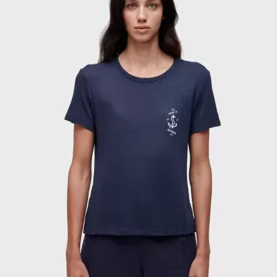 T-shirt feminina azul escuro com estampa branca frente, usada por modelo