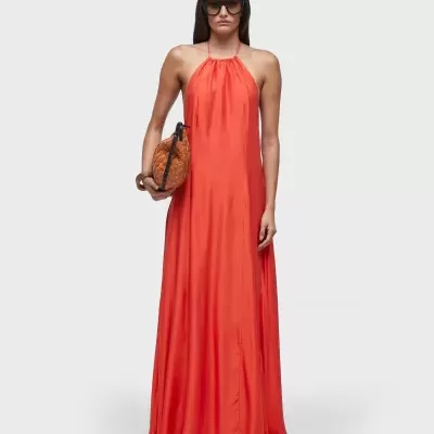 Vestido longo vermelho com decote halter em tecido fluido
