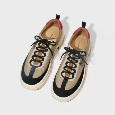 Sapatilhas bege, preto, branco e vermelho com atacadores pretos