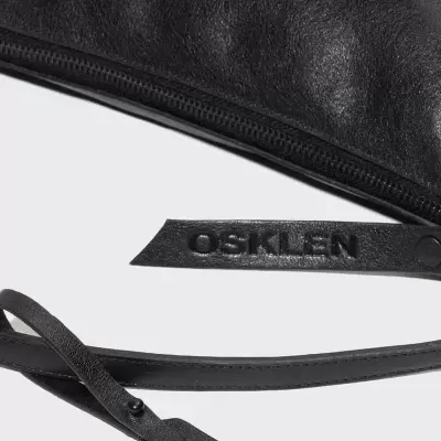 Bolsa preta em couro liso com fecho e etiqueta OSKLEN.