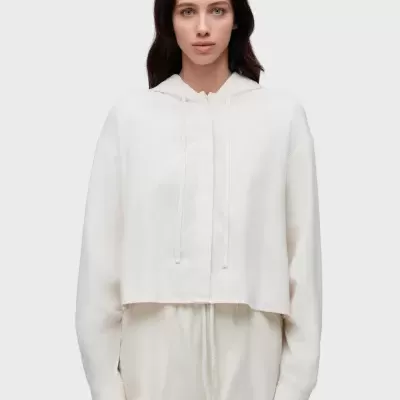 Conjunto branco feminino composto por camisola com capuz e calções