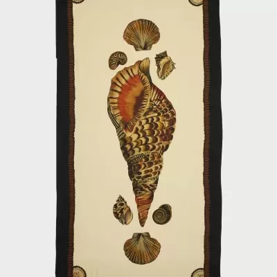 Toalha estampada com conchas do mar em tons castanho e creme