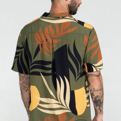Camisa masculina verde com padrão de folhas coloridas vista por trás