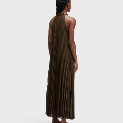 Vestido midi plissado castanho visto de costas com sandálias castanhas