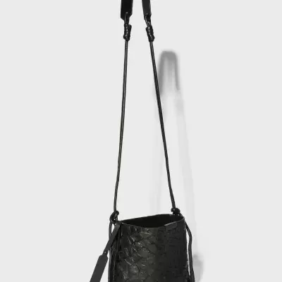 Bolsa preta tiracolo com textura tipo pele de réptil