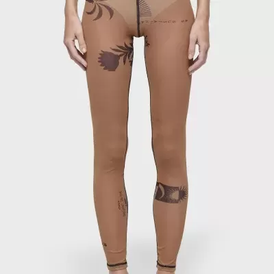 Legging castanha com padrões florais e geométricos usada por mulher