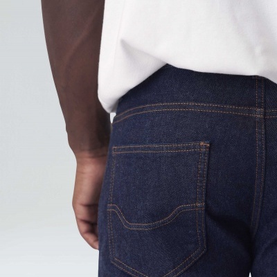 Calças de ganga azul escuro e t-shirt branca vista de trás