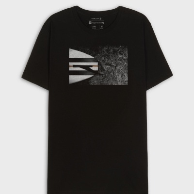 T-shirt masculina preta com estampado quadrado abstrato