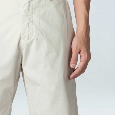 Bermuda masculina bege claro com botão e fecho