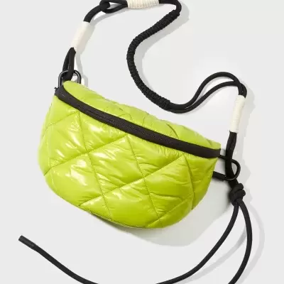 Bolsa verde fluorescente acolchoada tipo pochete com alça preta e detalhes brancos