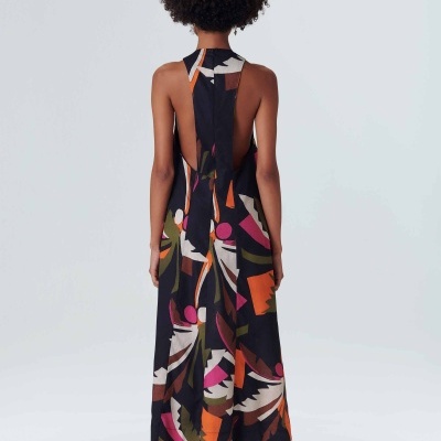 Vestido comprido com estampa abstrata e costas expostas.