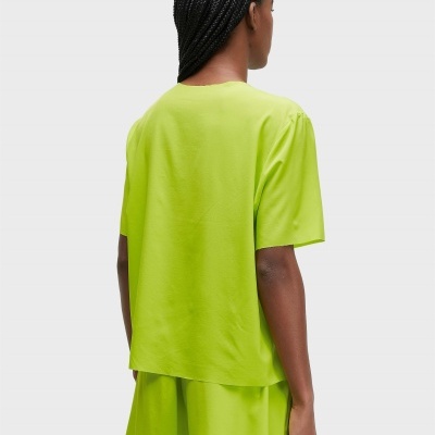 Pessoa de costas com t-shirt e calções amarelos fluorescentes.
