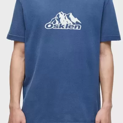 T-shirt azul com estampa Osklen em modelo masculino