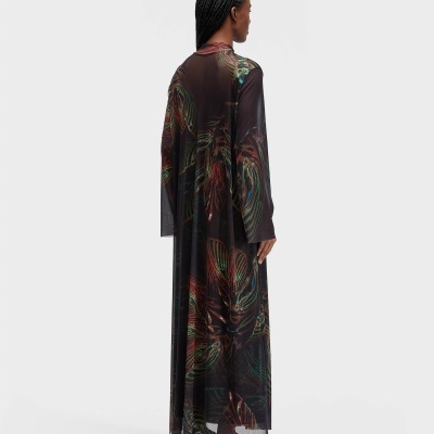Vestido comprido transparente com padrão floral e sandálias castanhas