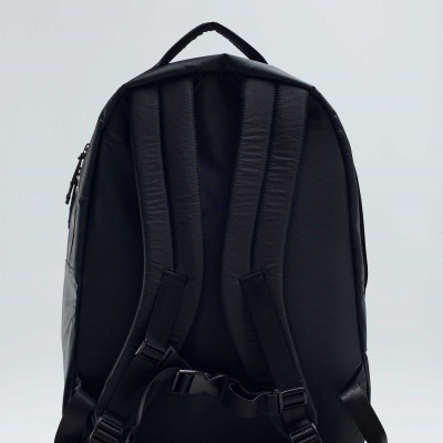 Mochila preta vista de trás com alças almofadadas e alça de transporte