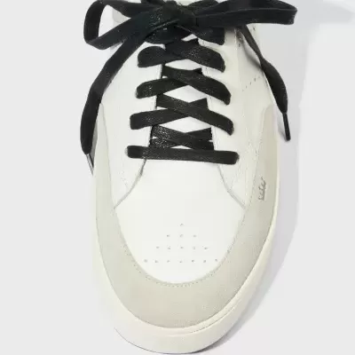 Sapatilha branca e cinzenta clara com atacadores pretos