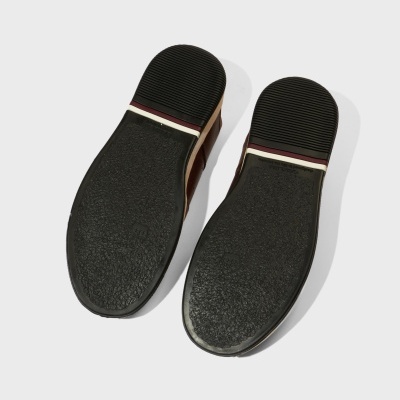 Solados pretos lisos para sapatos com detalhe de riscas branca e vermelha