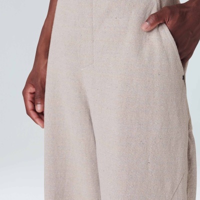 Calças beje claras com bolso lateral e cintura alta