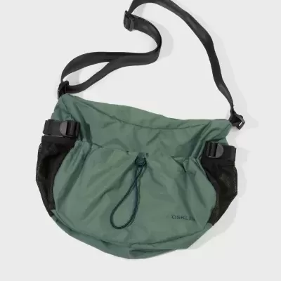 Mala de ombro verde com bolsos laterais em rede preta e cordão de aperto