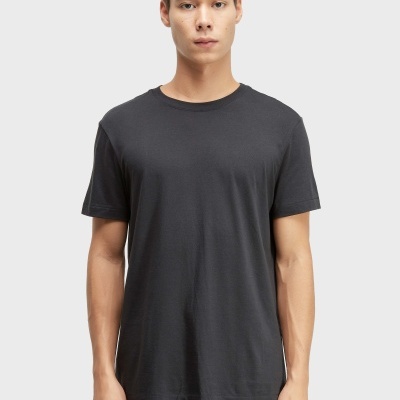 T-shirt preta masculina de manga curta com gola redonda