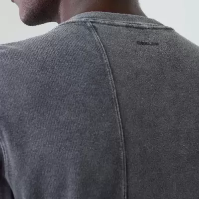 Parte de trás de t-shirt cinzenta escura com texto O'NEIL junto à gola