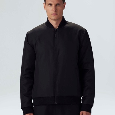 Casaco preto masculino com fecho de correr em fundo cinza claro