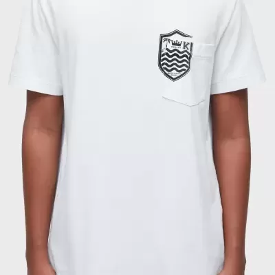 T-shirt branca com bolso e estampado preto no peito