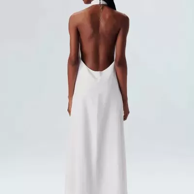 Vestido branco longo com decote nas costas e sandálias pretas