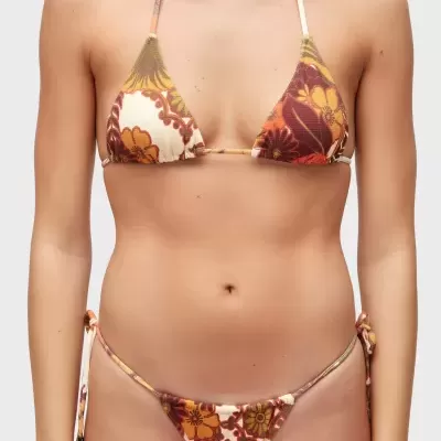 Biquíni feminino com padrão floral em tons de laranja, castanho e branco.