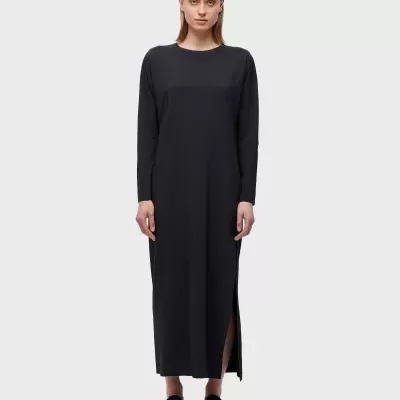 Vestido comprido preto de manga comprida com fenda lateral