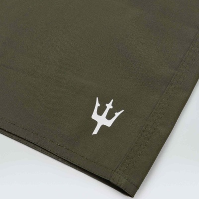 Tecido verde-oliva com símbolo branco de tridente e costura dupla