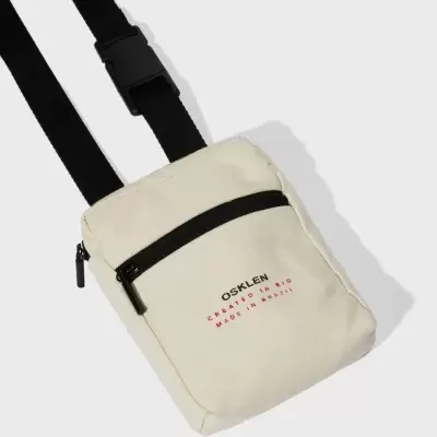 Mala pequena branca com fecho zíper e alça preta ajustável