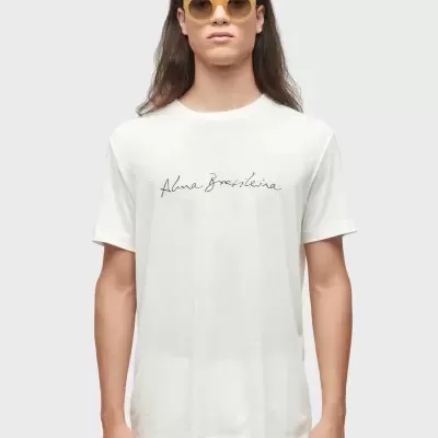 T-shirt branca com texto Alma Brasileira e óculos de sol amarelos
